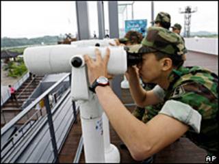 Soldado surcoreano observa la frontera.