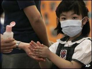 Criança recebe medida asséptica em Hong Kong