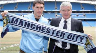 Barry (trái) và bầu Mark Hughes.
