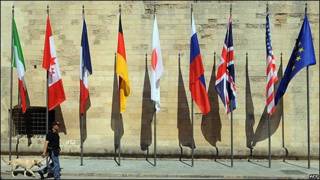 Banderas en la ciudad de Lecce (Italia) con motivo de la reunión del G8.