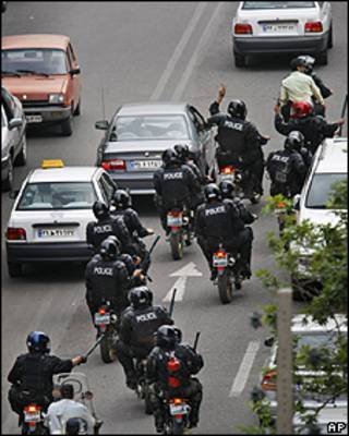 Policías dirigiéndose a la zona de los enfrentamientos