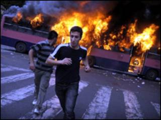 Manifestantes se afastam de local onde ônibus pega fogo
