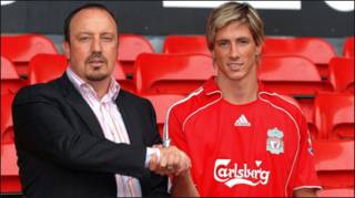Bầu của Liverpool Rafael Benitez cho rằng chuyển nhượng tại Anh trở nên quá đắt đỏ