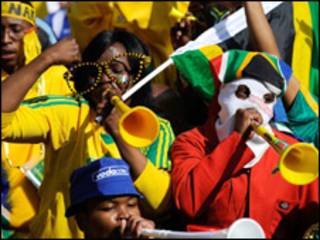 torcedores sul-africanos no jogo de abertura da Copa das Confederações