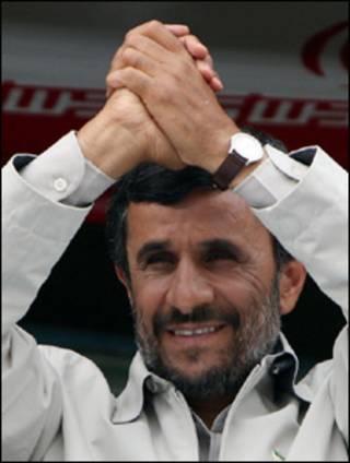 Ahmadinejad discursou para milhares de eleitores em Teerã