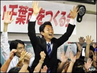 Ứng viên Kumagai mừng chiến thắng chức thị trưởng Chiba