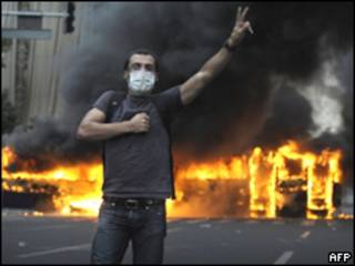 Joven protesta en Teherán