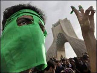 تظاهرات دوشنبه عمدتا آرام بود و تظاهرکنندگان از دادن شعارهای تحریک آمیز خودداری کردند