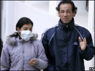 Argentina usa máscara contra gripe suína em Buenos Aires (AP, 10/6)
