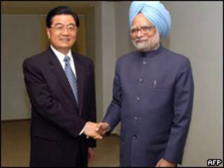 Hu Jintao e Manmohan Singh em Ecaterimburgo