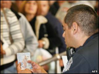 Puesto de control de pasaportes en la frontera de Estados Unidos