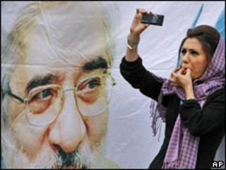 Mujer registra en su celular una manifestación en Irán