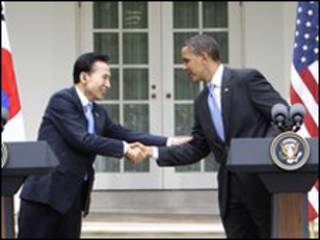 Tổng thống Obama và người tương nhiệm Nam Hàn ông Lee Myung-bak