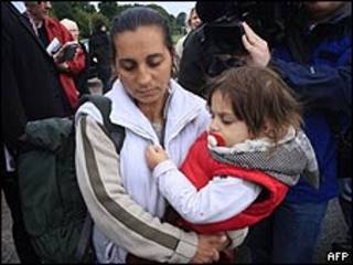 Gitana con su hijo es escoltada por la policía a un refugio en Belfast