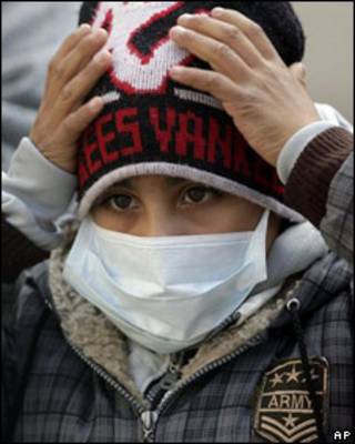 Niño con tapabocas en Argentina