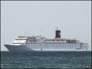 O navio cruzeiro Ocean Dream, que está em quarentena após confirmação de casos de gripe suína (AP, 17/6)