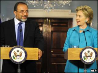 O chanceler israelense, Avigdor Lieberman, e a secretária de Estado americana, Hillary Clinton, durante encontro em Washington nesta quarta-feira (AFP)