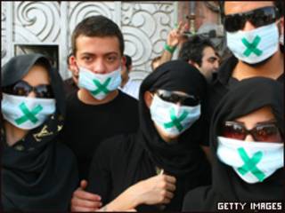 Manifestantes partidários de Mir Houssein Mousavi em Teerã (Getty Images, 18/6)
