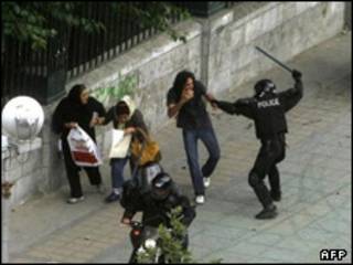 ضرب و شتم رهگذران توسط پلیس ضدشورش ایران - عکس آرشیوی