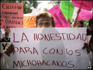 Partidarios de los funcionarios arrestados
