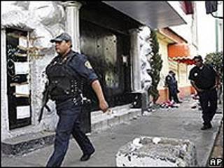 Policía mexicano frente a la discoteca News Divine