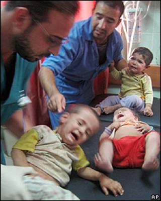 Médicos atienden a niños heridos en la explosión