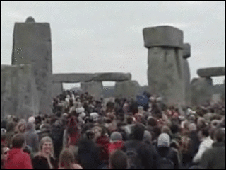 Chừng 35,000 người đã đổ về Stonehenge để đón bình minh trong ngày Hạ Chí