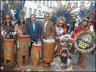 El príncipe de Sajonia (centro a la der.) en Alemania.