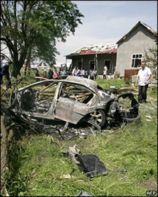 Uno de los coches detrozados en el atentado