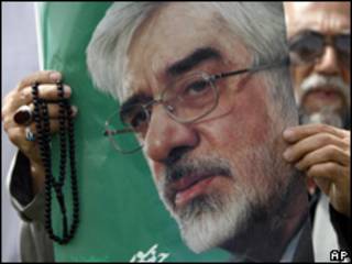 Manifestante enseña imagen de Mousavi