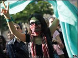 Manifestante protesta em frente à embaixada iraniana em Paris, França, nesta segunda-feira (AP, 22/6)