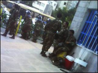 Policiais iranianos, com o apoio da milícia Basij, patrulham as ruas de Teerã.