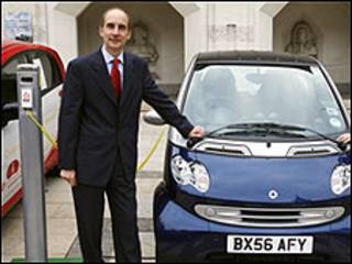 O ministro Andrew Adonis e um carro elétrico