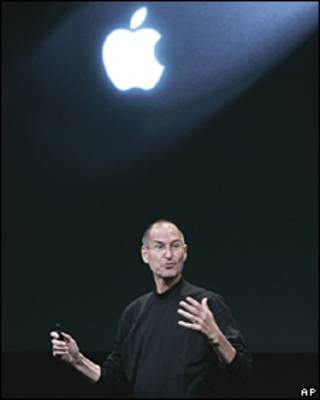 Steve Jobs bajo el logo de Apple