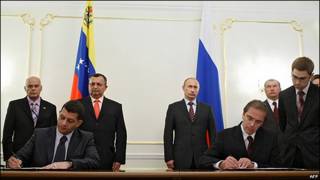 Firma de un acuerdo entre Venezuela y Rusia para crear un banco binacional.