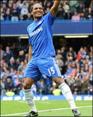 Tiền vệ cánh Florent Malouda vừa ký hợp đồng bốn năm với Chelsea