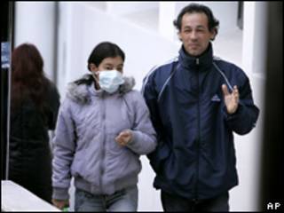 Una pareja pasea a las puertas de un hospital de Buenos Aires.