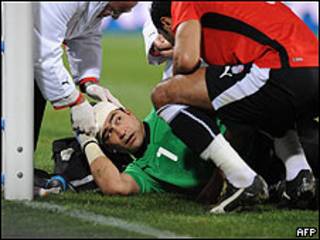 حارس مرمى الفريق المصري في مباراته مع الفريق الأمريكي، 21 يونيو/حزيران 2009