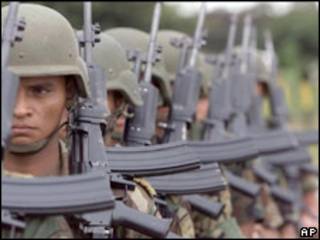 Soldados colombianos perfilados para a guerra contra as drogas (foto de arquivo)