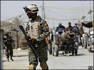 Soldado estadounidense patrullando en Ciudad Sadr, 24 junio 2009