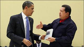 Hugo Chávez (izq.) le entrega un libro a Barack Obama (der.). Hugo Chavez gives a book to Barack Obama.