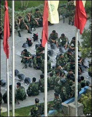 Policía iraní frente a la sede del parlamento.