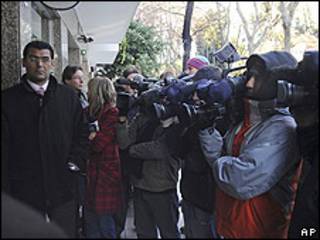 Periodistas a las puertas de la casa de Chapur