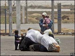 عائلة فلسطينية عند المعبر
