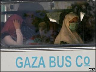 Palestinas aguardam em ônibus para cruzar a passagem de Rafah