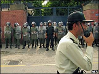 Policía frente a la embajada británica en Teherán