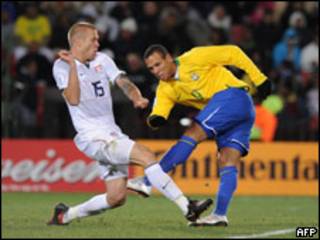 Luis Fabiano chuta para marcar o primeiro gol do Brasil