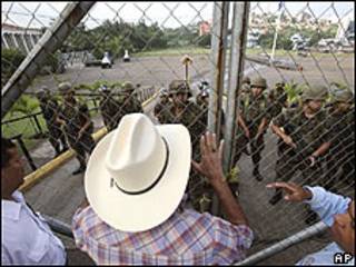 Manifestantes protestam contra deposição de Zelaya em frente ao palácio presidencial em Tegucigalpa