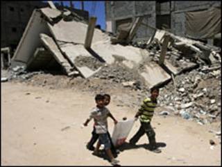Crianças passam pelo campo de refugiados de Rafah, na Faixa de Gaza