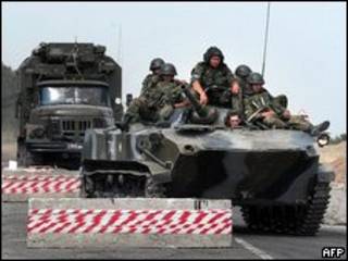 Экипаж российской бронемашины в Южной Осетии (фото 9 августа 2008 года)